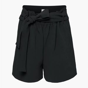 Aritzia Wilfred paperbag short size 12 in black. Beautiful comfortable short!